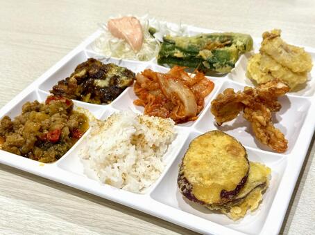 バイキングの盛り付け　バランス重視 おかず,カラフル,色とりどりの写真素材