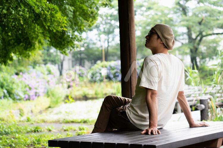 アウトドア系の男性 アウトドア,ベンチ,東屋の写真素材
