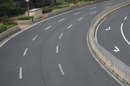 カーブする三車線の道路 カーブする三車線の道路 カーブ,三車線,道路の写真素材
