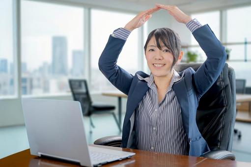 丸を作るビジネスウーマン 女性,ビジネスウーマン,オフィスの写真素材