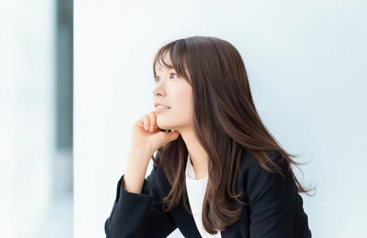 肘をついて微笑む女性・ビジネスウーマン 肘をついて微笑む女性・ビジネスウーマン ビジネス,女性,人物の写真素材