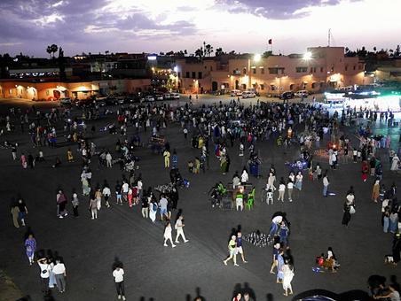 モロッコのマラケシュのフナ広場の人々 フナ広場,ジャマ・エル・フナ広場,マラケシュの写真素材