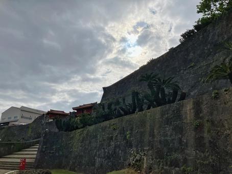 赤屋根の建物と石垣が彩る静かな風景 赤屋根の建物と石垣が彩る静かな風景の写真