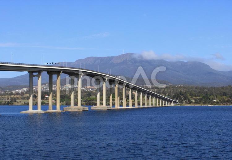 オーストラリア　タスマニアのウェリントン山とタスマン大橋 外国,海外,タスマニアの写真素材