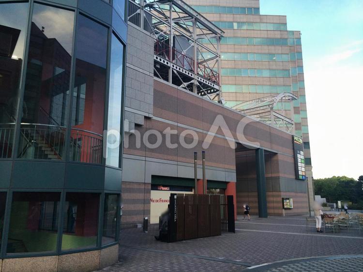 大型商業施設の入り口周辺、街並み 星川岩間線,横浜ビジネスパーク,ybpの写真素材