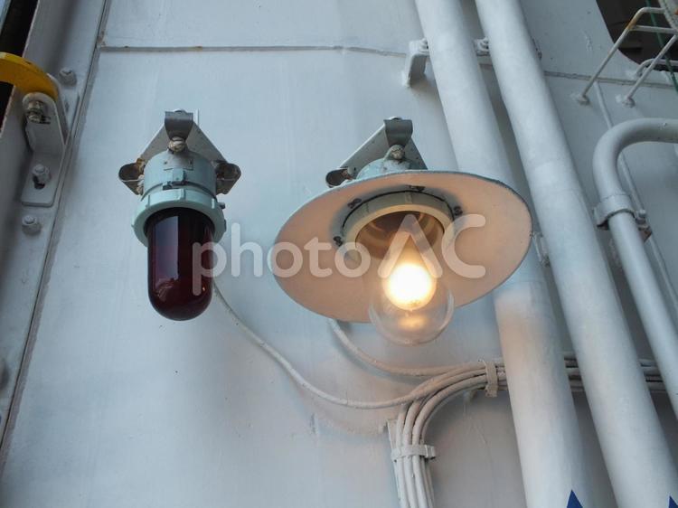 護衛艦たかなみ　艦上の電灯 電灯,裸電球,電球の写真素材