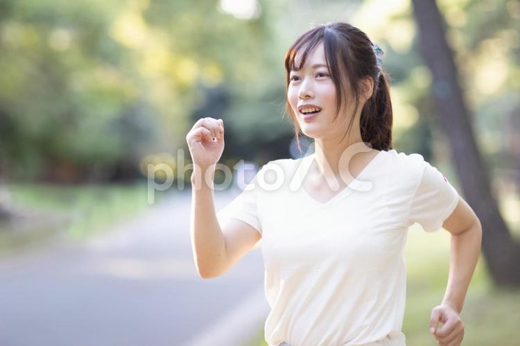 腕を大きく振って歩く女性 女性,腕,振るの写真素材