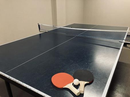 卓球台とラケット 卓球台,卓球ボール,ラケットの写真素材