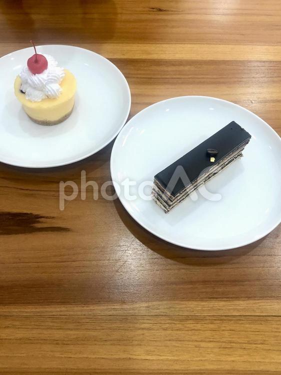 チーズケーキ斗チョコレートケーキ チーズケーキ,チョコレートケーキ,皿の写真素材