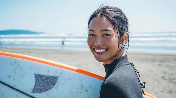 海辺の砂浜でサーフボードを抱え歩く女性 海辺の砂浜でサーフボードを抱え歩く女性の写真