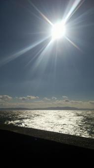 海上に浮かぶ神秘的な太陽の写真