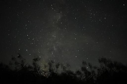 夜空に見える天の川 夜空に見える天の川 天の川,星空,夜空の写真素材