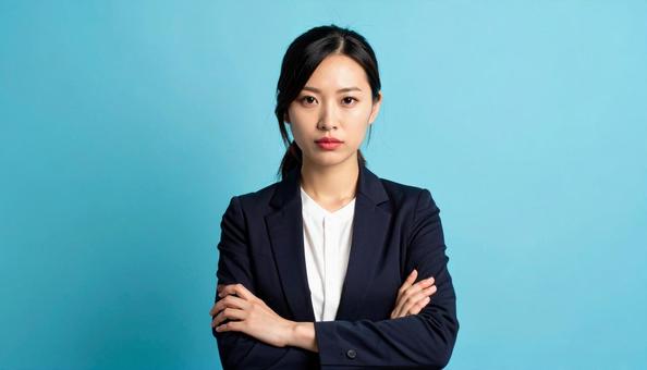 不機嫌な顔のビジネスウーマン 不機嫌な顔のビジネスウーマンの写真