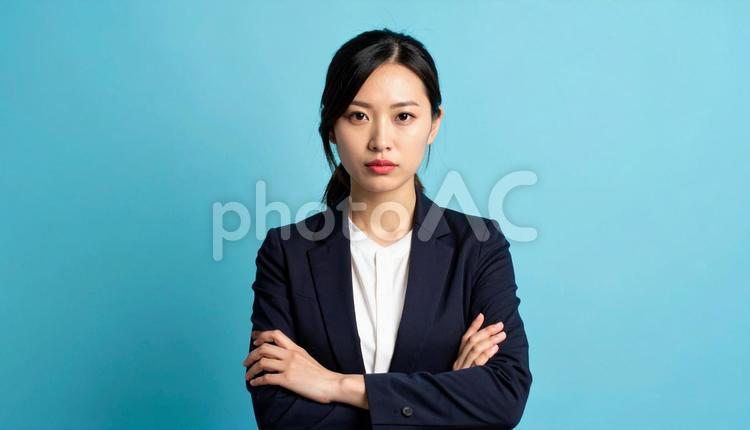 不機嫌な顔のビジネスウーマン 腕組,ビジネスウーマン,怪しいの写真素材