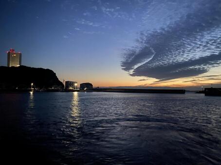 朝焼けに照らされる港 景色,夜景,夜の写真素材
