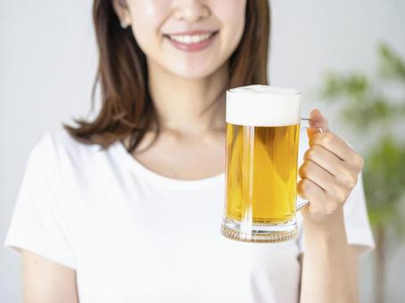 ビールジョッキを持つ若い女性 生成AI ビールジョッキを持つ若い女性 生成AI の写真