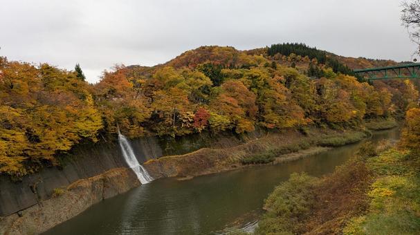 岩手県和賀郡西和賀町　鬼ヶ瀬川　紅葉 岩手県,和賀郡,西和賀町の写真素材