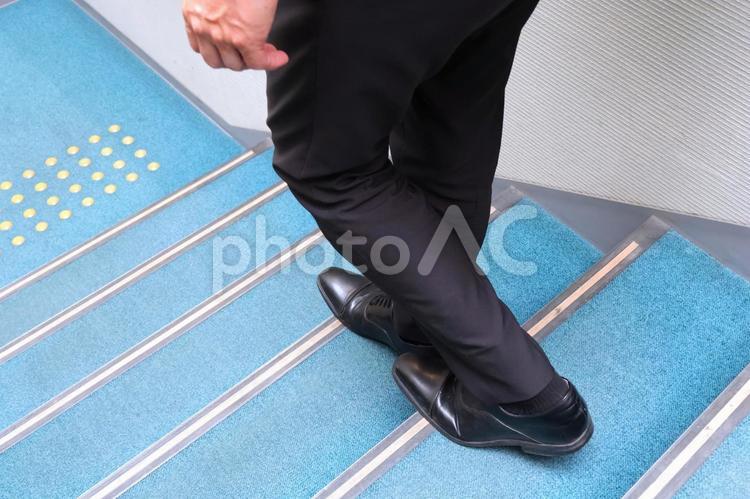 階段を下りるサラリーマン男性の足元 階段,下りる,サラリーマンの写真素材
