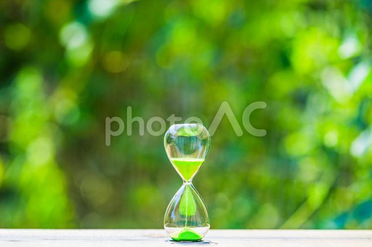 緑ぼかし背景と砂時計 砂時計,時計,時間の写真素材