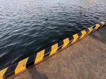 防波堤と海の境界 防波堤と海の境界 港,防波堤,水面の写真素材