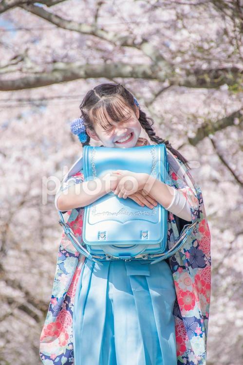 小学校卒業の子供 卒業,袴,桜の写真素材