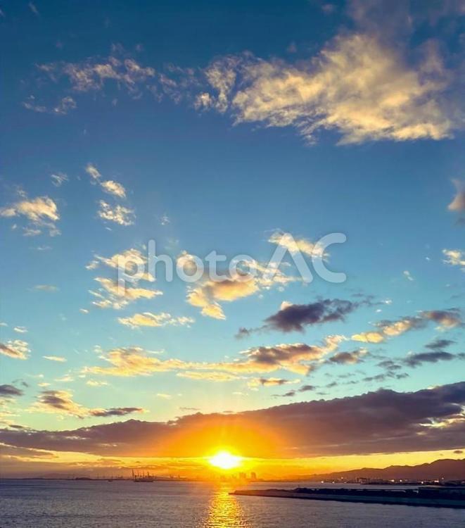 夕焼け空と海 夕暮れ,夕焼け雲,夕陽の写真素材