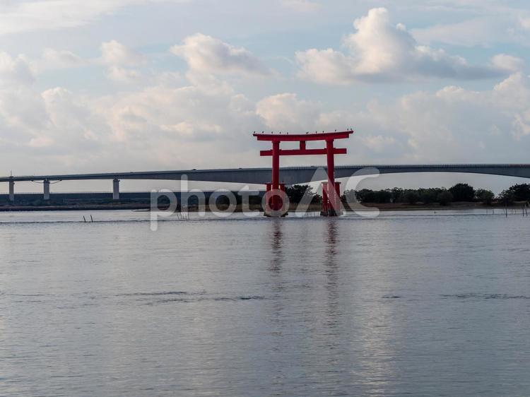赤鳥居の立つ浜名湖の風景 浜名湖,湖,赤鳥居の写真素材