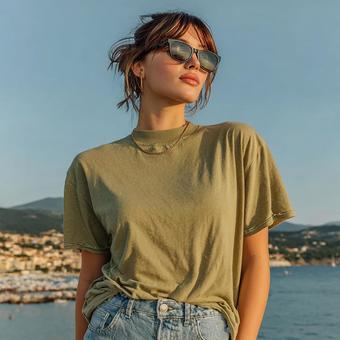 魅力的な笑顔と海の写真