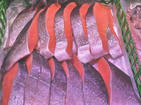 魚屋さんの鮭の切り身 魚屋さんの鮭の切り身 サケ,切り身,魚屋の写真素材