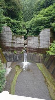 山あいの砂防ダムと小さな滝の風景 山あいの砂防ダムと小さな滝の風景 砂防ダム,滝,山の風景の写真素材