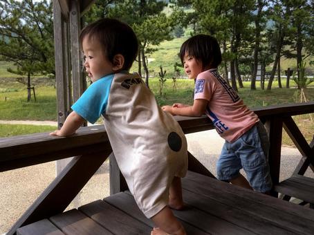 <素材>公園で遊ぶ笑顔の子供たち” <素材>公園で遊ぶ笑顔の子供たち” 子供,乳児,笑顔の写真素材