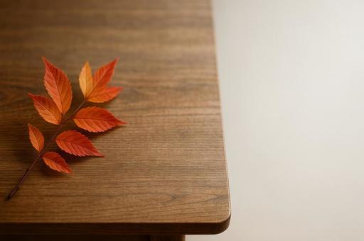 テーブルに乗った紅葉した葉っぱ テーブルに乗った紅葉した葉っぱの写真
