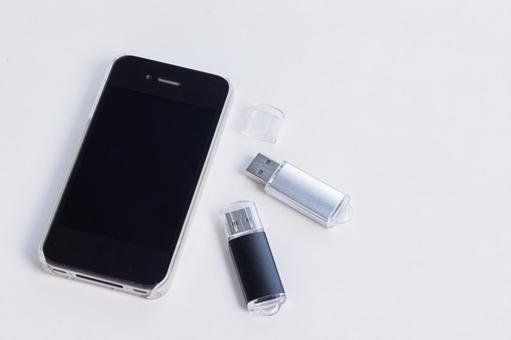 スマートフォンとUSB スマホ,スマートフォン,白背景の写真素材