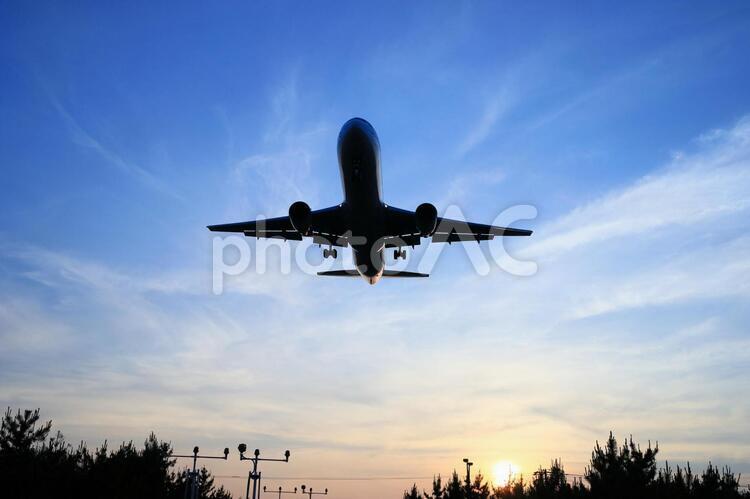 夕暮れ飛行機 飛行機,航空機,空港の写真素材