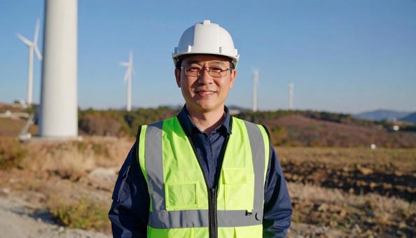 青空背景の現場監督・ヘルメットに作業着姿 青空背景の現場監督・ヘルメットに作業着姿の写真