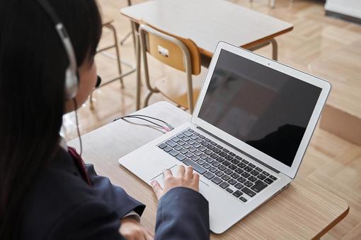 Junior high school girls taking classes on a computer in the classroom, जूनियर हाई स्कूल के छात्रों, महिला, जापानी, JPG