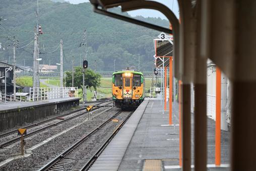 伊予大洲駅 伊予大洲駅 タラコ色,線路,列車の写真素材