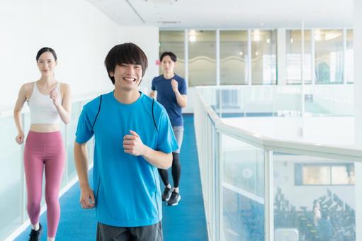 スポーツジムでトレーニングをする若い男女 スポーツジム,ジョギング,ランニングの写真素材