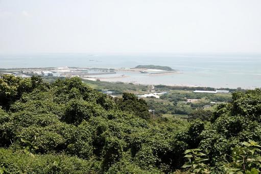 高台からの志喜屋漁港の写真