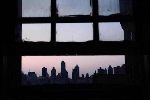 窓からの風景 窓,建物,朝焼けの写真素材