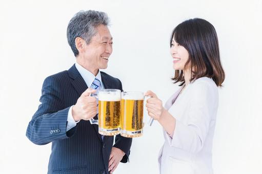 上司と乾杯をする女性社員 上司と乾杯をする女性社員 仕事,ビジネスシーン,上司の写真素材