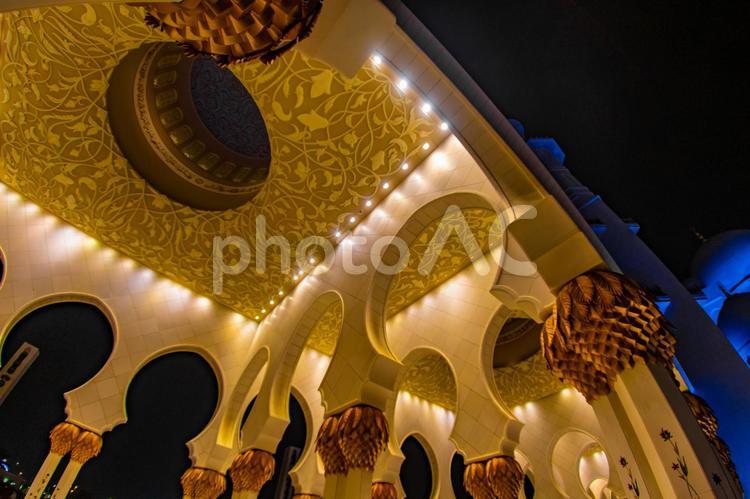 シェークザイードモスク（UAEアブダビ） 柱,アーチ,黄金色の写真素材