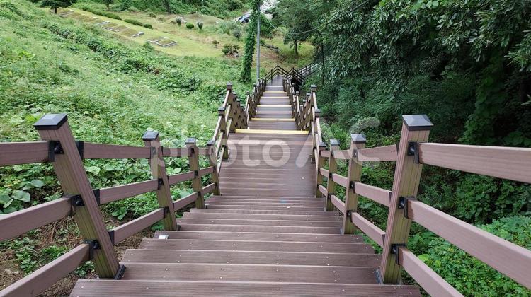 木造階段 階段,小道,ハイキングの写真素材