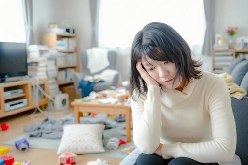 頭を抱える女性と散らかった部屋 精神不安定,女性,主婦の写真素材