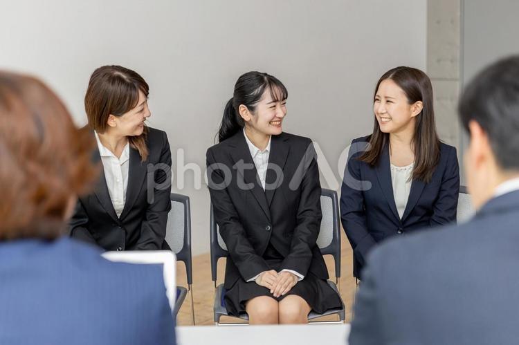 就活生と面接官（相談・笑顔） 就活生,面接,就職活動の写真素材