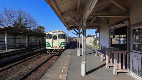 小湊鉄道キハと馬立駅のホーム 小湊鉄道キハと馬立駅のホーム 小湊鉄道,馬立駅,駅舎の写真素材