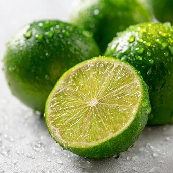 水滴がきらめく、新鮮なライム 水滴がきらめく、新鮮なライムの写真
