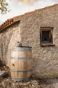 蔵の前の酒樽 酒樽,材料,資材の写真素材