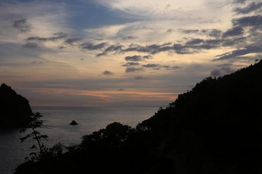 西伊豆町温泉街からの素晴らしい夕陽 西伊豆町温泉街からの素晴らしい夕陽の写真