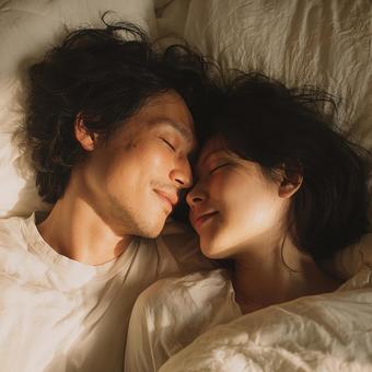 幸せそうに寄り添い眠るカップル 幸せそうに寄り添い眠るカップルの写真